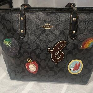 Coach

CITY ZIP TOTE IN SIGNATURE CANVAS WITH WIZARD OF OZ PATCHES